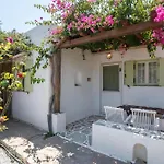 Retreats 1 Paros Isterni (Paros)